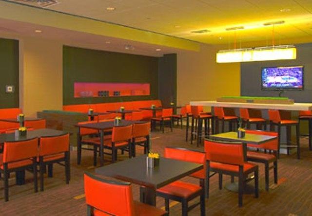 فندق Courtyard By Marriott New York Laguardia Airport المطعم الصورة